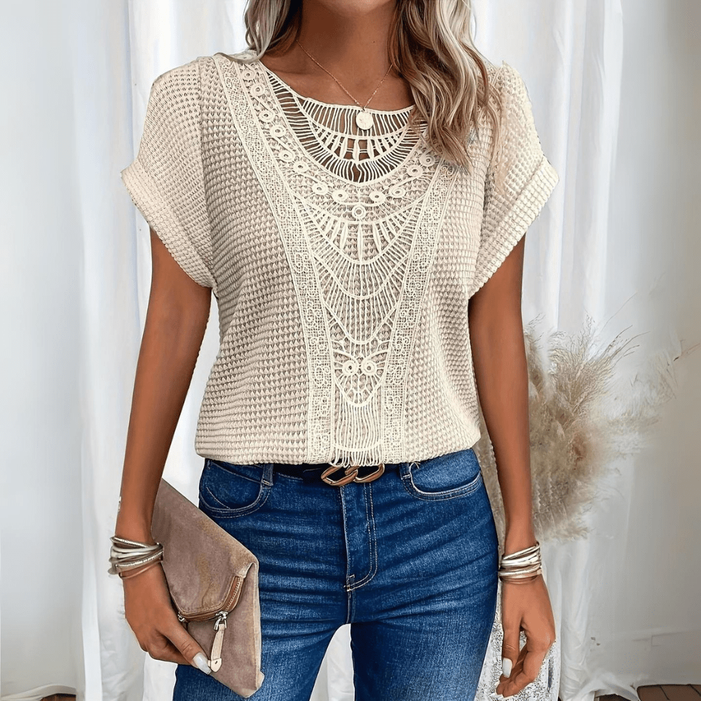 Blouse élégante en dentelle Karin de Danoir Paris, détail de la dentelle fine et coupe féminine visible sur l'image.