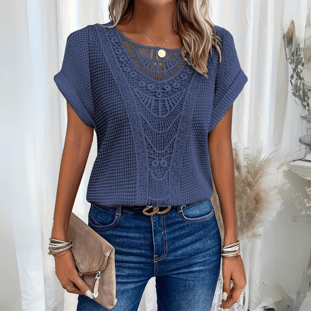 Blouse en dentelle élégante Karin de Danoir Paris portée, avec détails fins et finition raffinée.