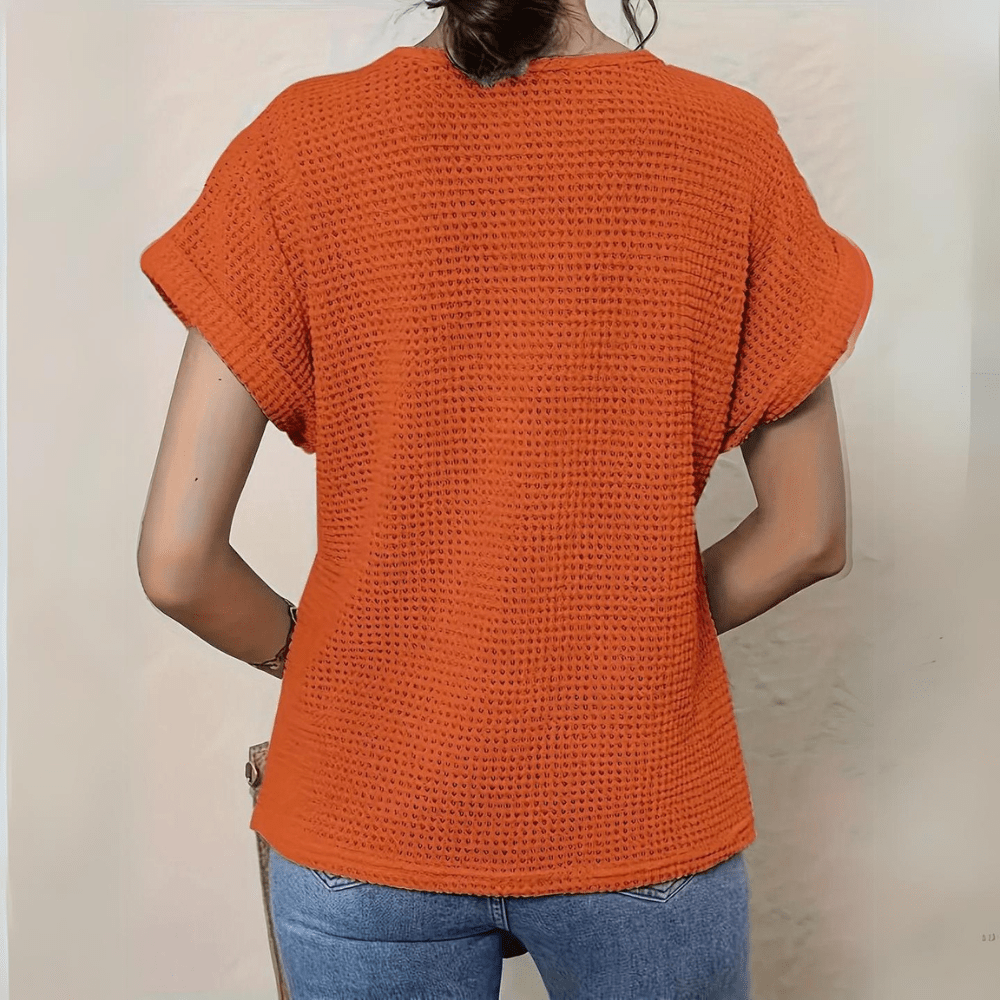 Blouse élégante en dentelle Karin de Danoir Paris, détail de la texture en dentelle fine et finition sophistiquée.