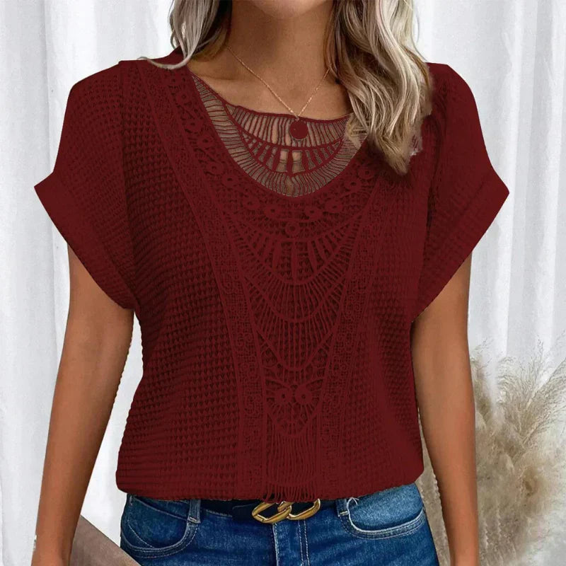 Blouse élégante en dentelle Karin de Danoir Paris, détails délicats et finition raffinée visible sur l'image.