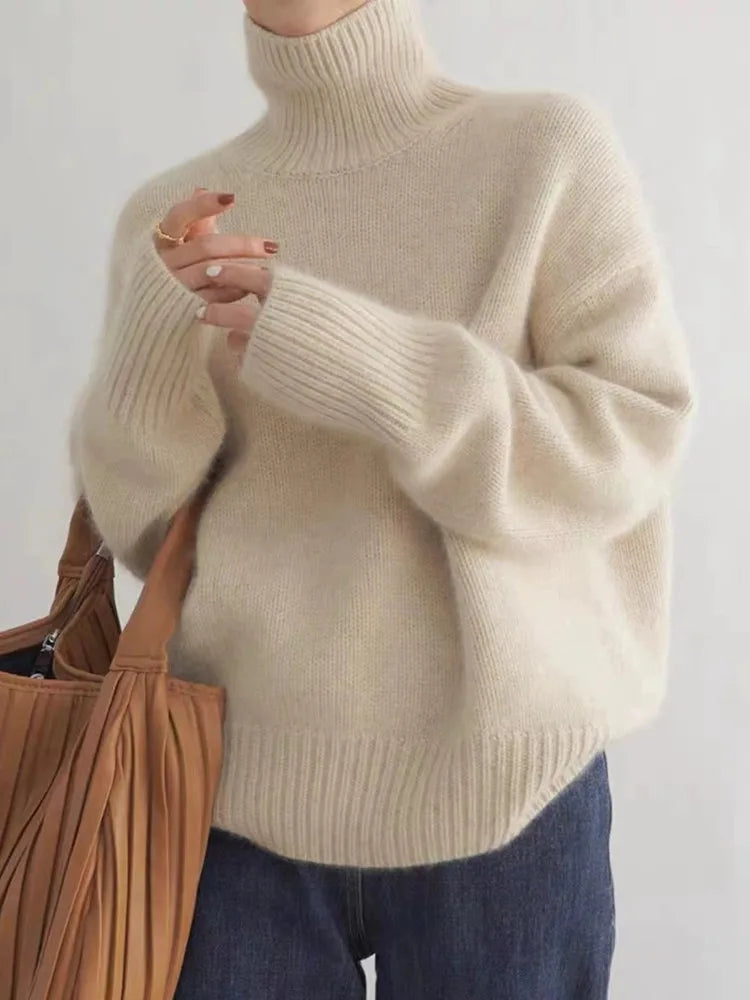 Pull beige Danoir Paris Lucie en cachemire, élégante et douce, avec détails raffinés, portée sur un fond neutre.