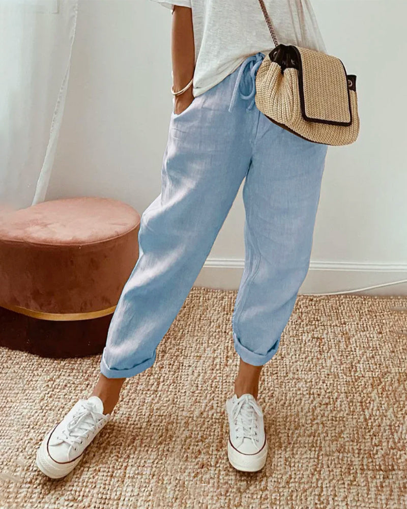 Pantalons fluides Danoir Paris, confortables et élégants, en tissu léger et moderne, portés avec une tenue chic.