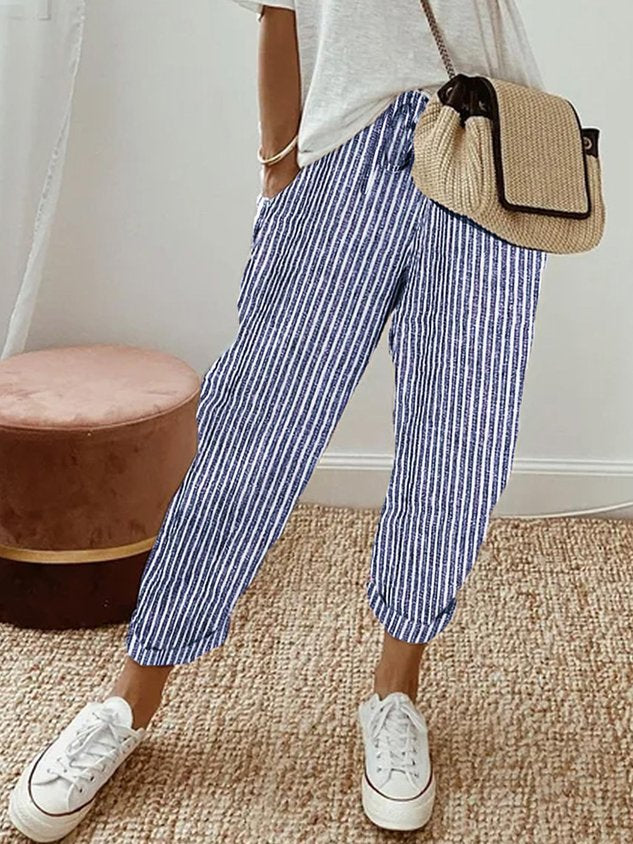 Pantalons fluides Danoir Paris, confortables et élégants, en tissu léger, portés avec une blouse blanche dans un style chic.