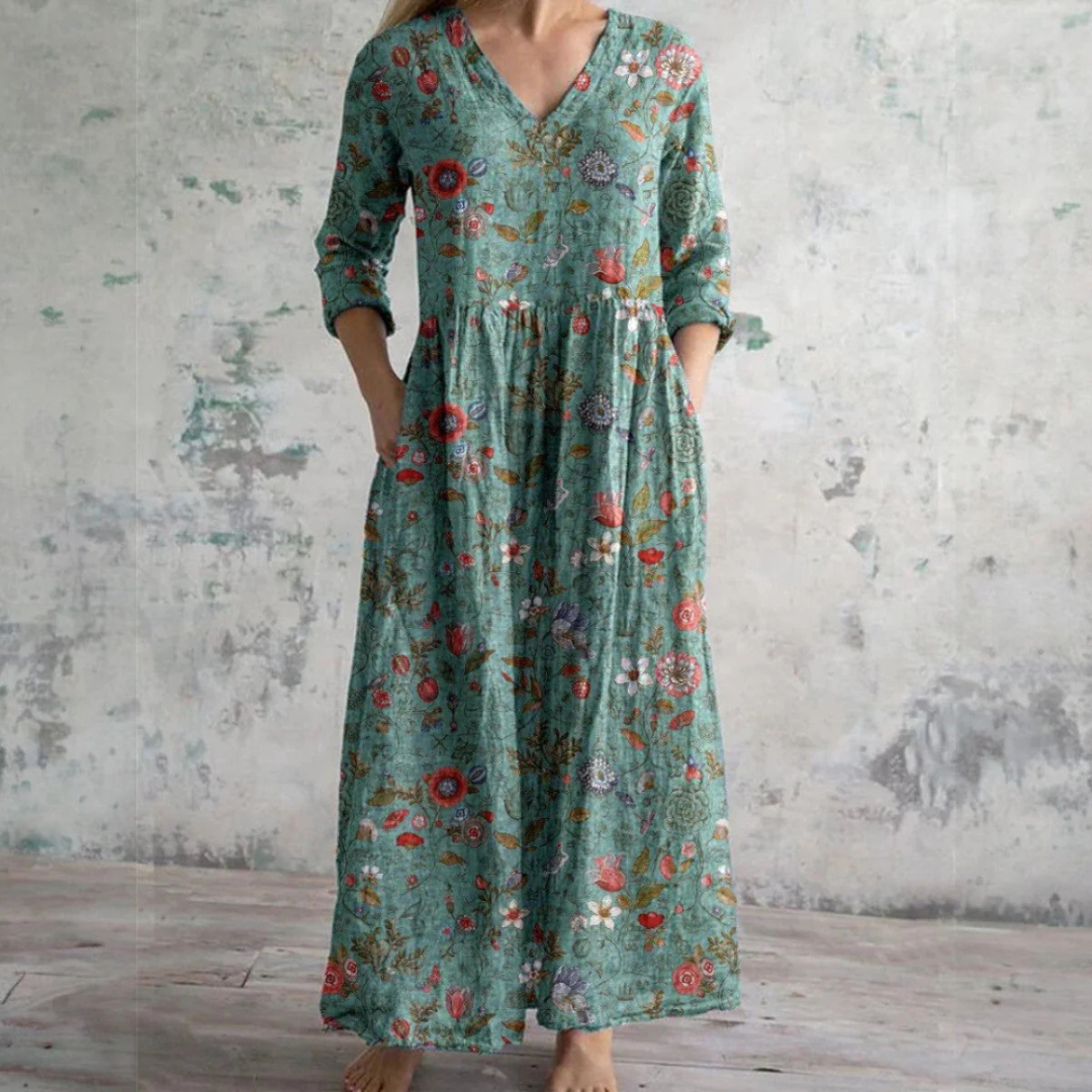 Robe aérienne florale Tamara par Danoir Paris, tissu léger avec motifs floraux colorés, portée élégamment sur mannequin.