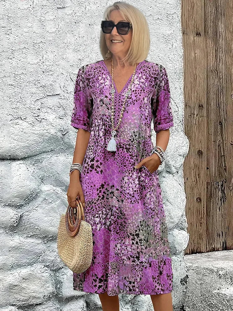 Robe midi éclatante Lina de Danoir Paris avec tissu brillant et coupe élégante, portée par mannequin sur fond neutre.