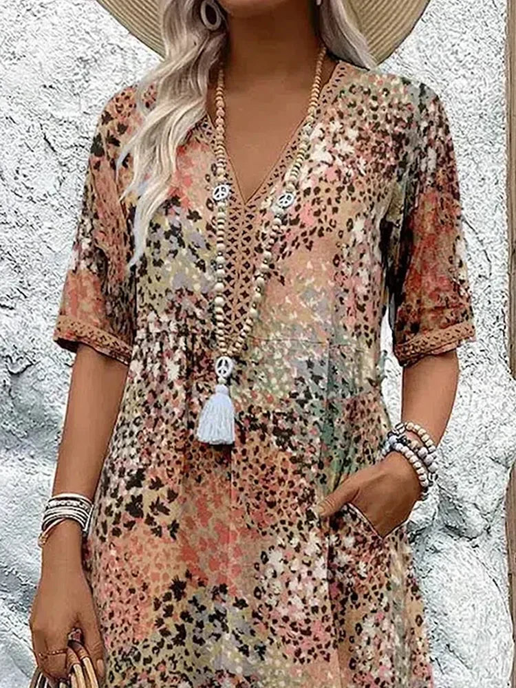 Robe midi éclatante Lina de Danoir Paris, en tissu fluide et coloré, portée avec élégance.