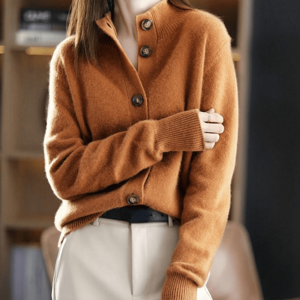 Gilet chic en cachemire beige Jada de Danoir Paris porté, détail élégant et texture douce visible sur l'image.