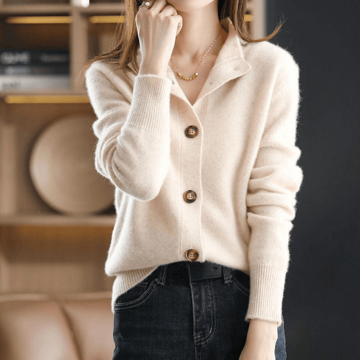 Gilet chic en cachemire beige Jada de Danoir Paris porté, détail élégant et texture douce visible.