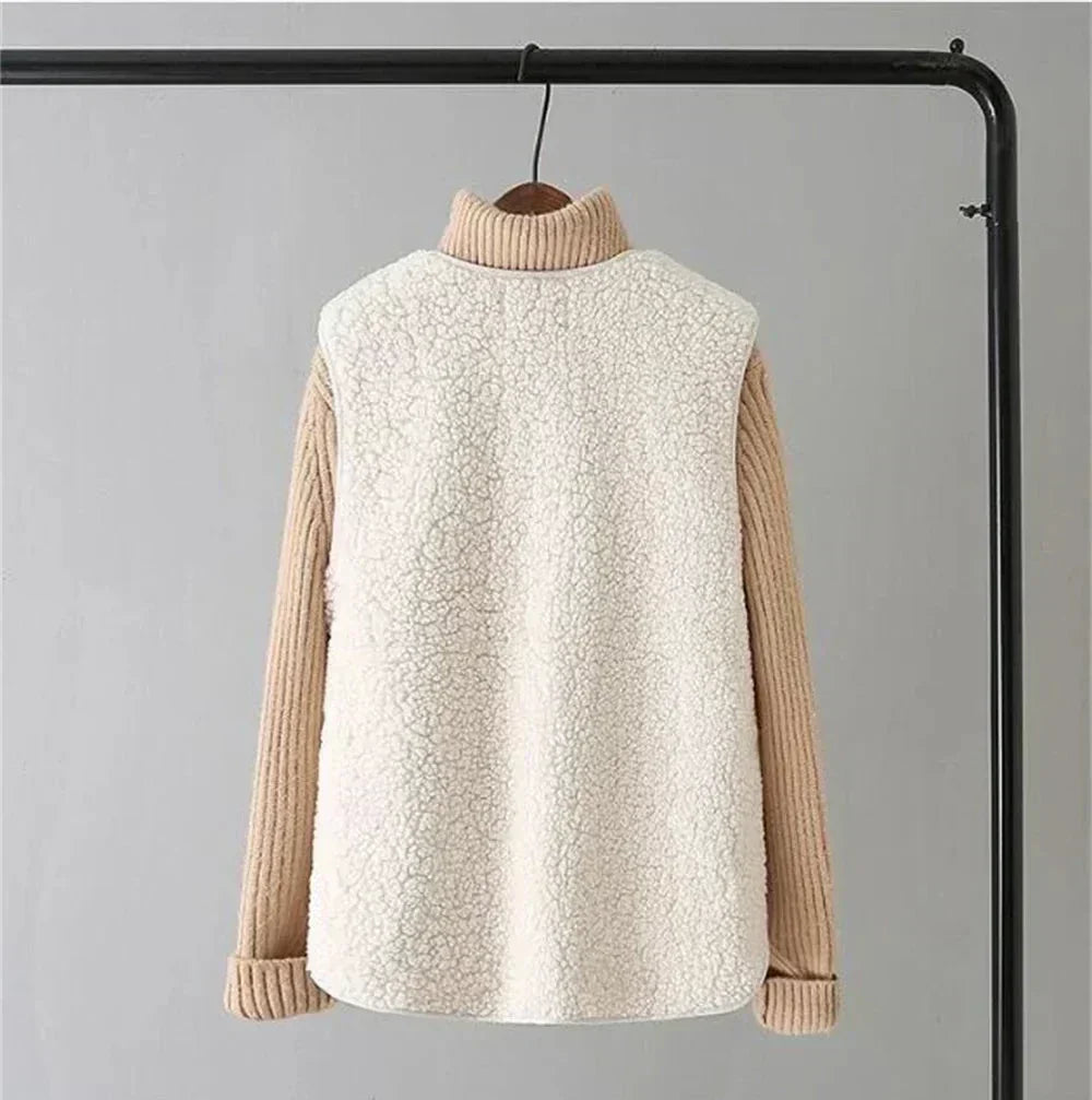Cardigan classique polyvalent Laluna de Danoir Paris, en maille douce couleur neutre, porté avec des manches longues et un col élégant.