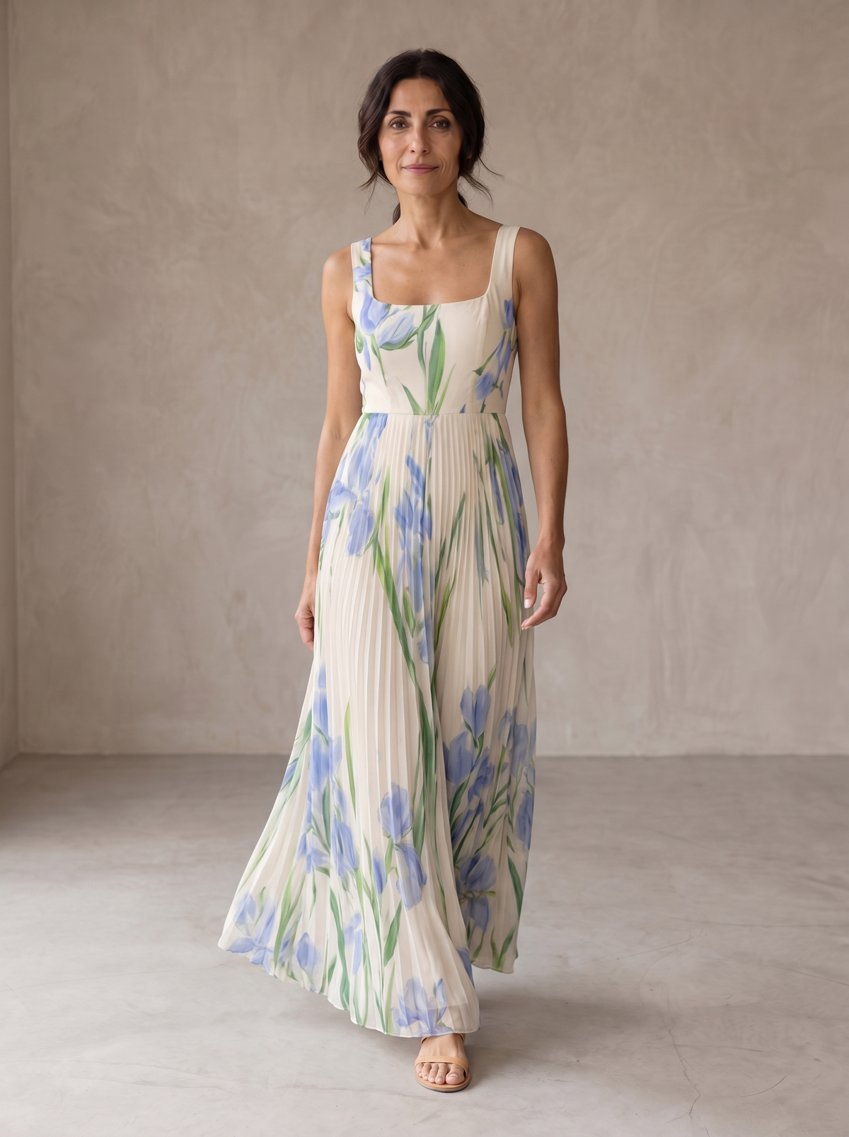 Robe maxi à coupe A-line floreale Danoir Paris Oriah, coloris blanc et bleu, longue et élégante, pour occasion spéciale.