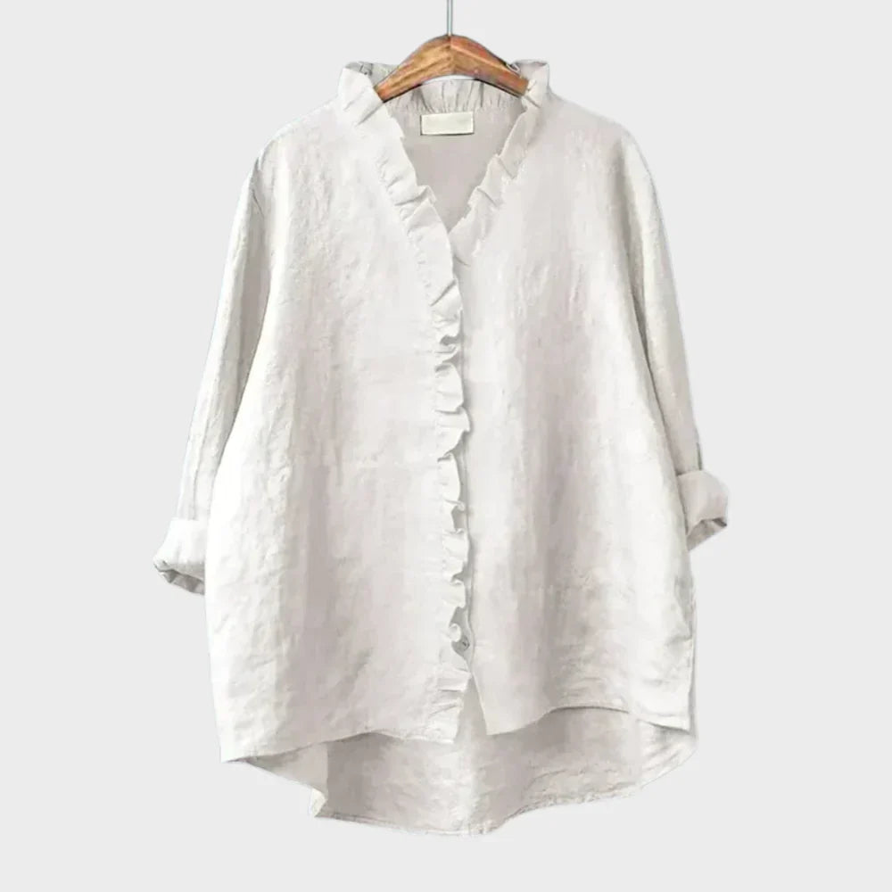 Blouse d'été en lin blanc Danoir Paris Eline, élégante et légère, portée avec manches courtes et coupe fluide.