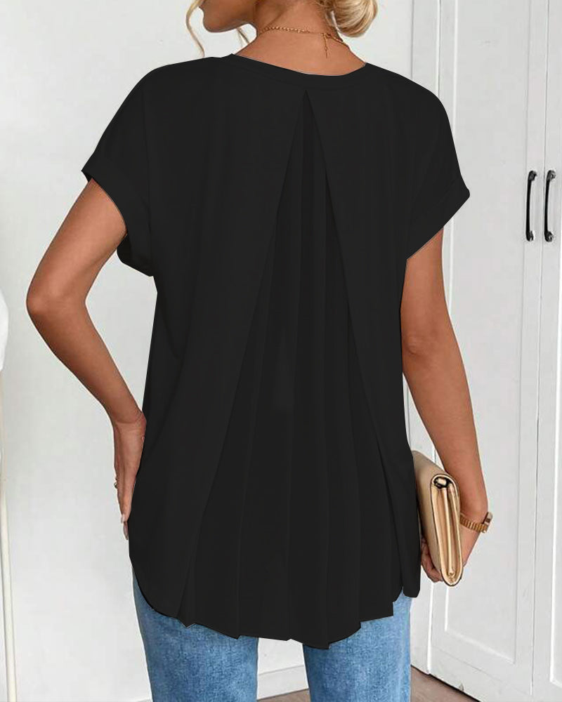 T-shirt à manches courtes en tissu unicolore avec patchwork, de la marque Danoir Paris, porté par un mannequin.