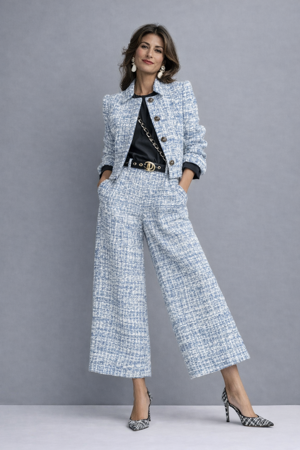 Ensemble sophistiqué et polyvalent Lucía de Danoir Paris, veste noire et pantalon ajusté en tissu élégant.