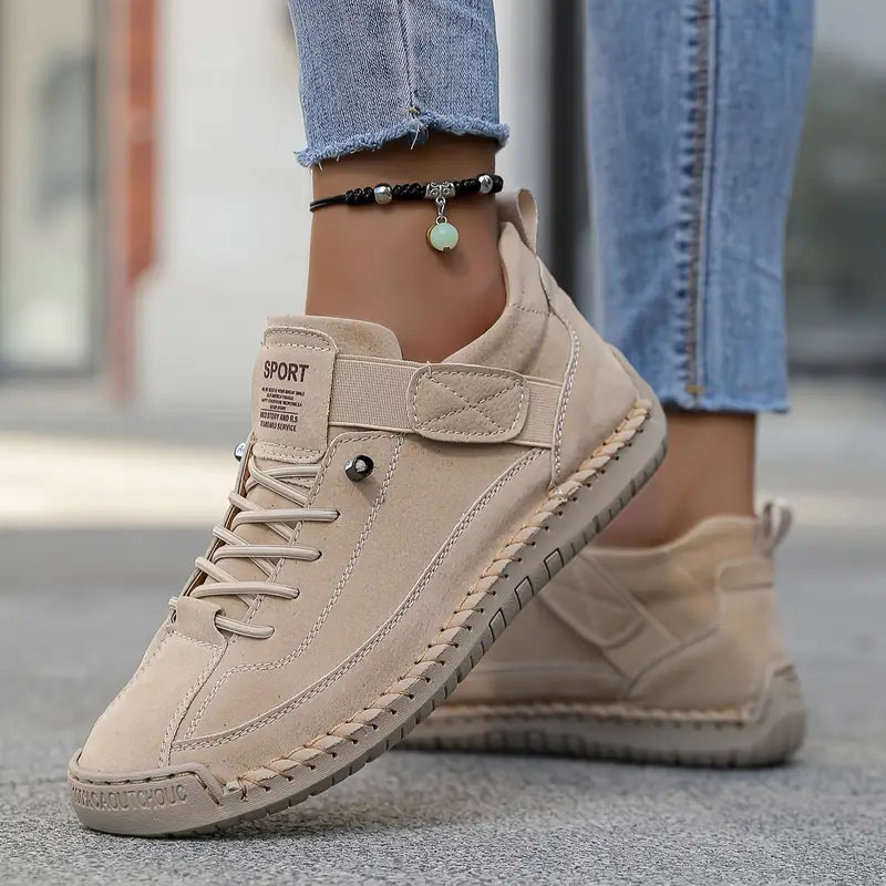 Sneakers confortables et de soutien de la marque Danoir Paris, en cuir noir avec semelle blanche, pour un look décontracté et chic.