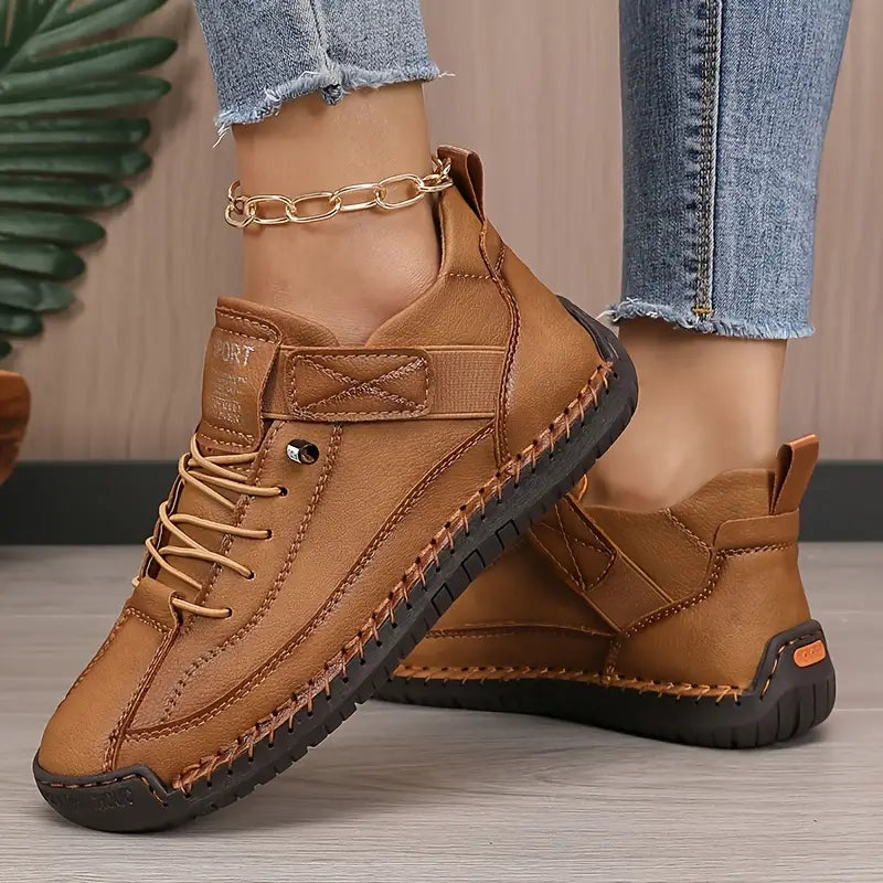 Chaussures de sport Danoir Paris™ marron, baskets confortables et soutenantes, en cuir avec semelle blanche.