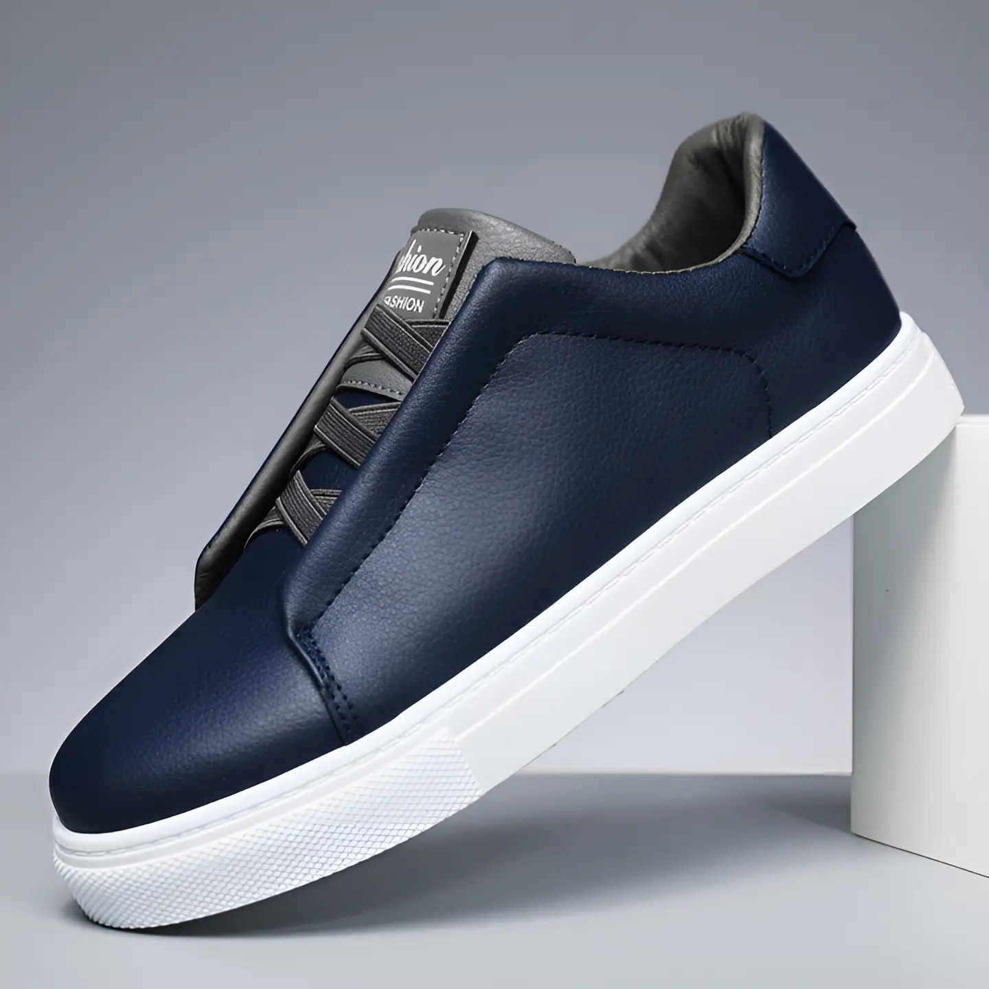 Sneakers chic Bernardo™ de Danoir Paris en bleu et noir, avec design moderne et semelle blanche.
