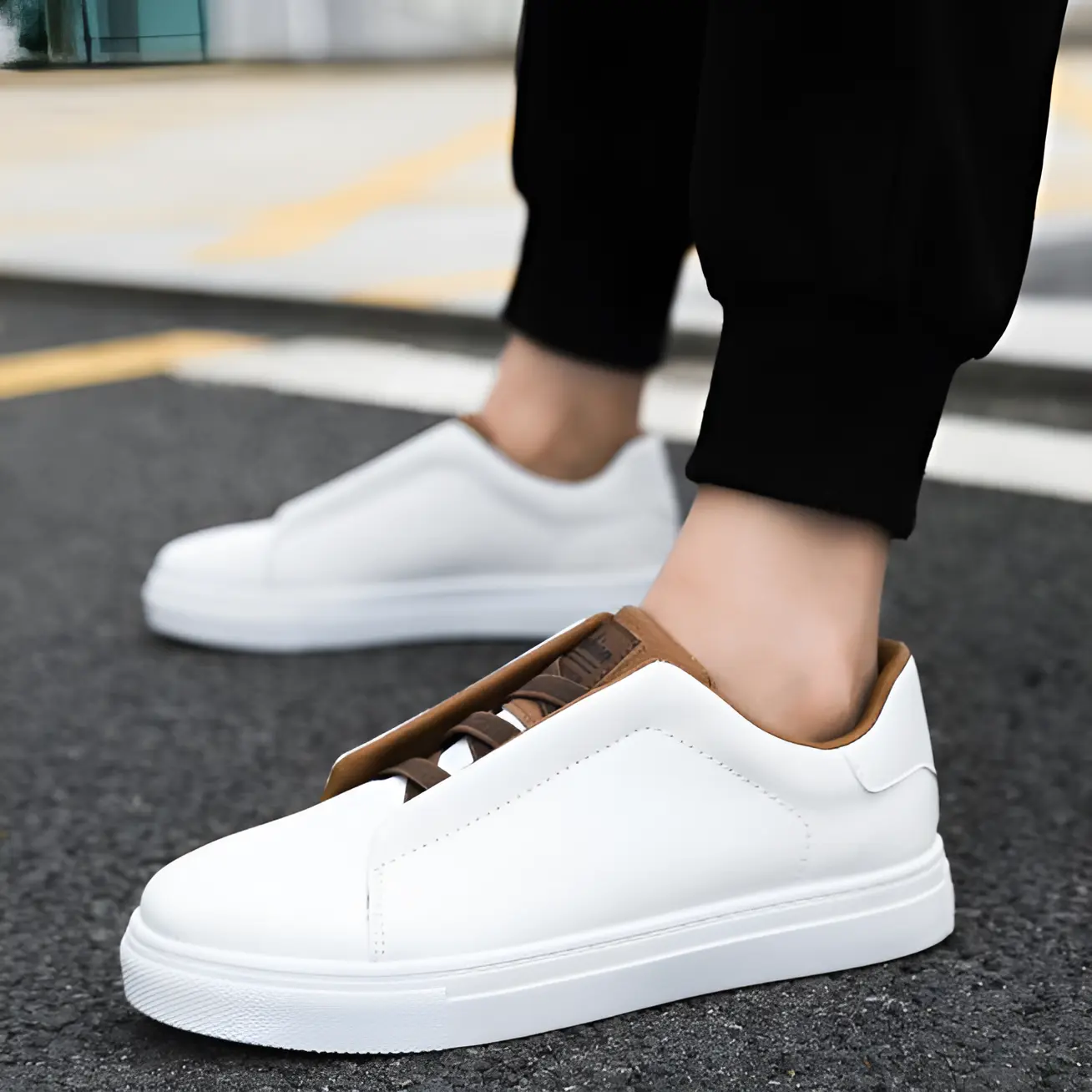 Sneakers chic Bernardo™ de Danoir Paris, en cuir blanc et marron, avec semelle blanche et design élégant.