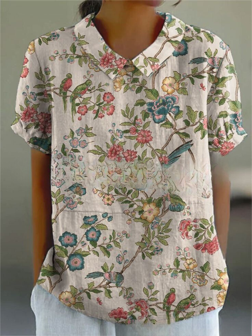 Chemise fleurie élégante Sofia de Danoir Paris, tissu léger avec motif floral, portée décontractée et chic.