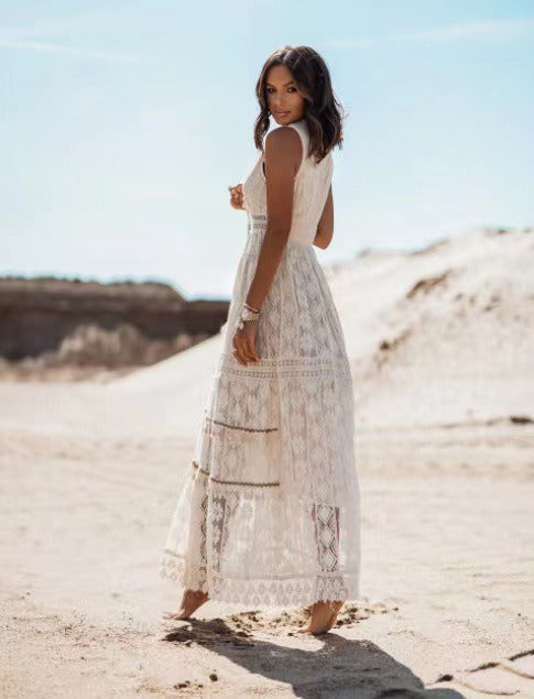 Robe bohème élégante Linda de Danoir Paris, tissu fluide et détails raffinés, portée avec accessoires pour un style chic.