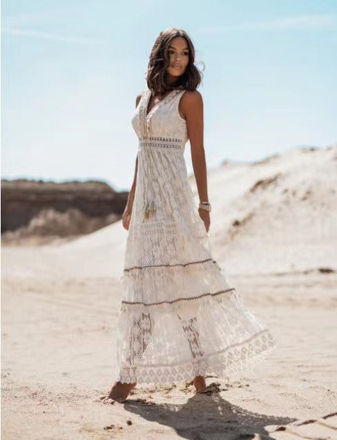 Robe bohème élégante Linda de Danoir Paris, tissu fluide avec motifs floraux, portée décontractée et chic.