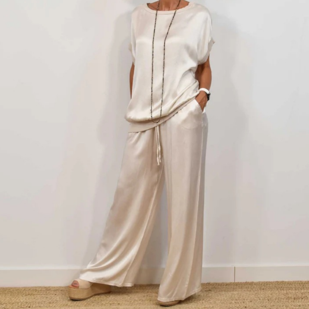 Ensemble élégant à deux pièces Celia de Danoir Paris, comprenant une veste et une jupe en tissu chic, porté par un mannequin.