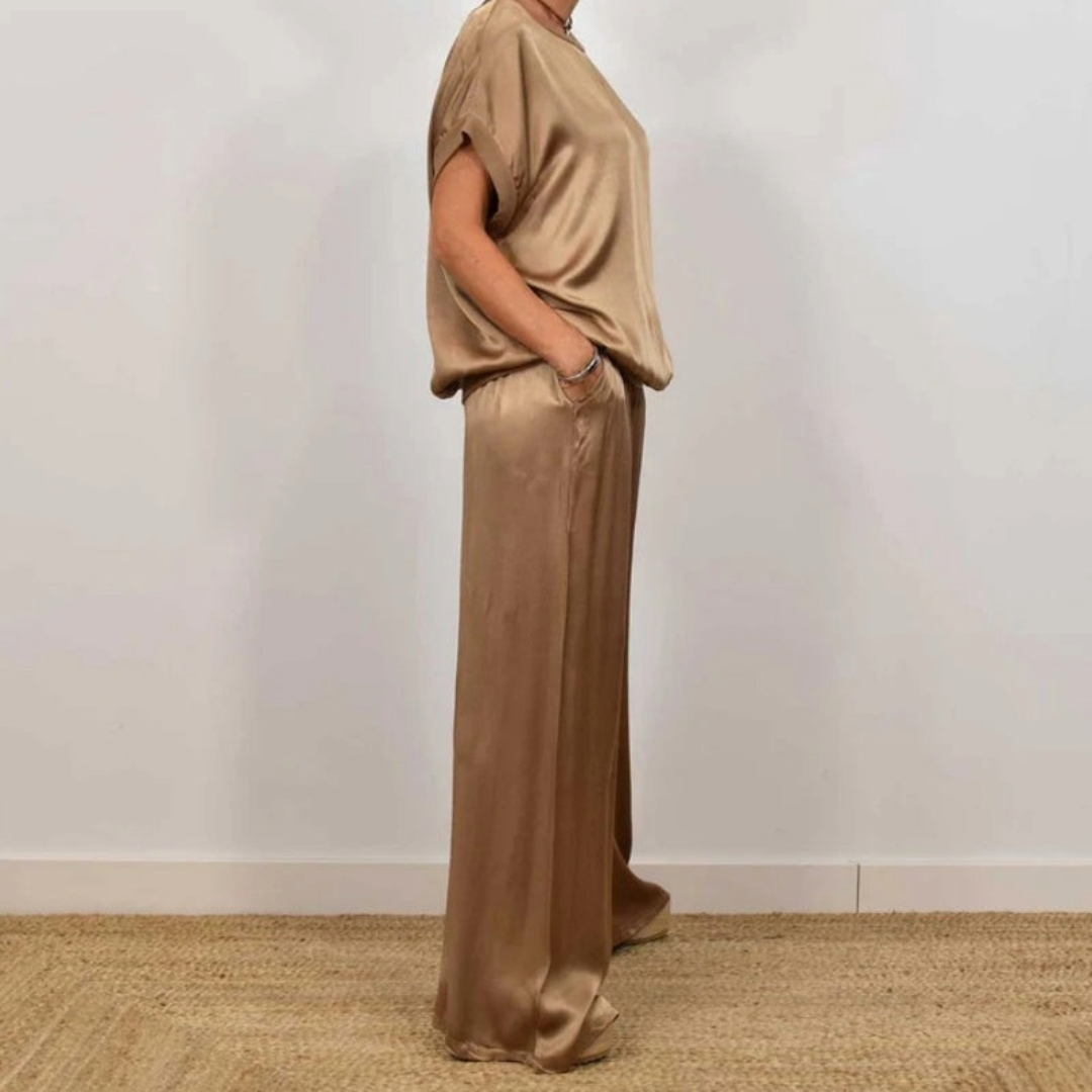 Ensemble élégant à deux pièces Celia de Danoir Paris, vue détaillée du haut et du pantalon en tissu fluide.
