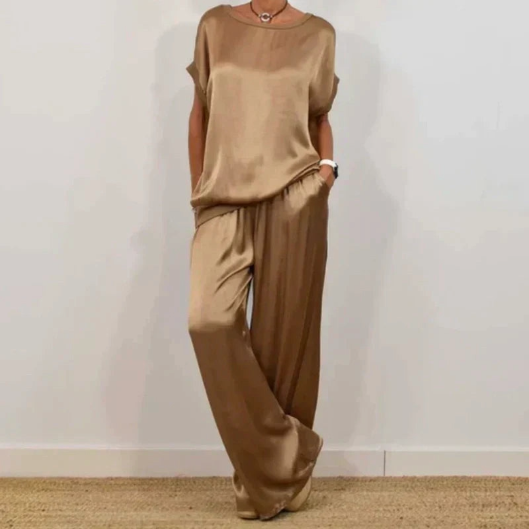 Ensemble élégant à deux pièces Celia de Danoir Paris, veste et pantalon en tissu chic, porté par un mannequin.