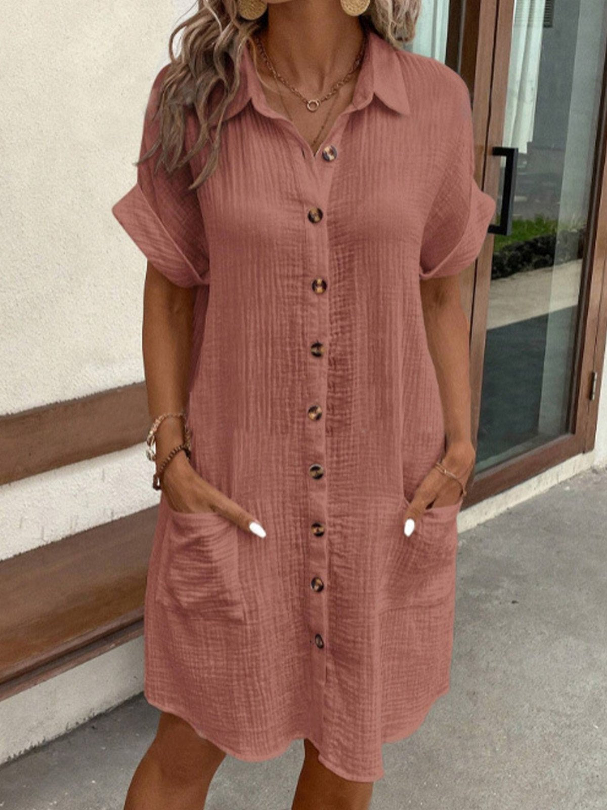 Robe polo élégante Danoir Paris Dunya avec ceinture blanche, style sophistiqué et tissu fluide, vue de face.