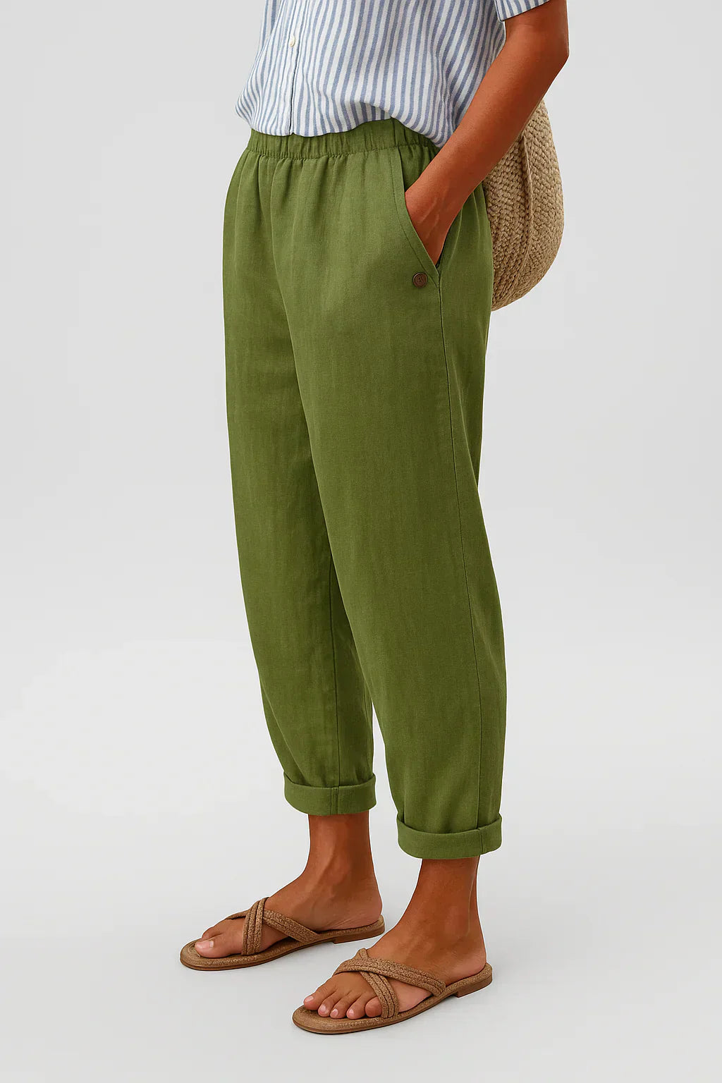 Pantalon léger Edith en lin et coton de Danoir Paris, élégant, avec coupe fluide et tissu respirant, porté sur un fond neutre.