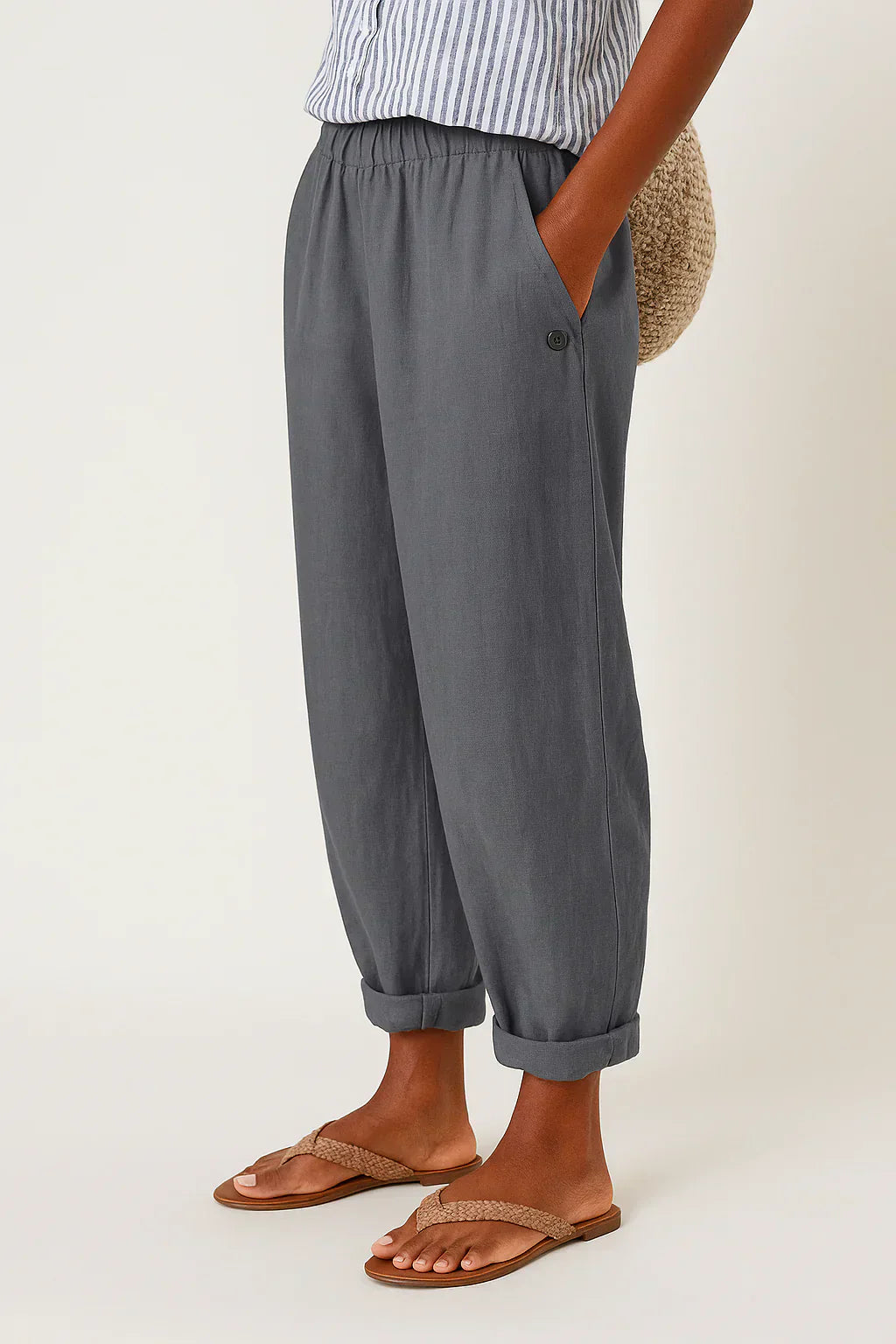 Pantalon léger en lin et coton Edith de Danoir Paris, style élégant, vue de face avec ceinture et détails textiles.