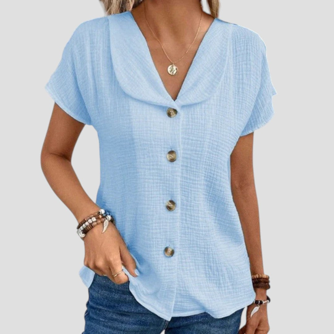 Blouse décontractée élégante Elena de Danoir Paris, en tissu léger, portée avec manches longues et col classique.