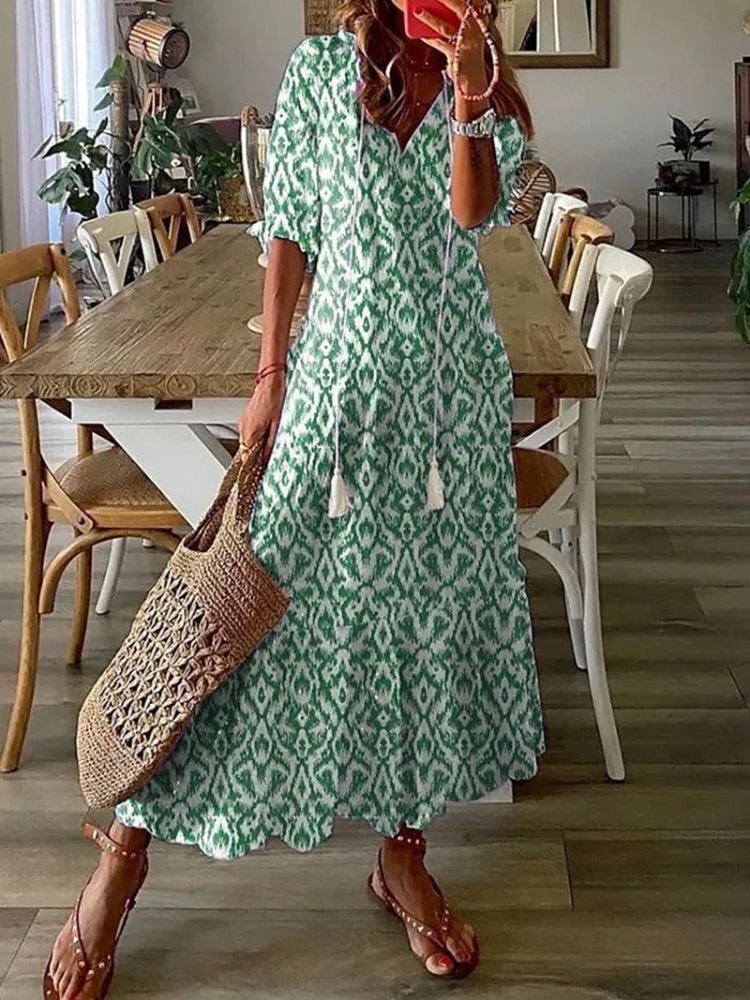 Robe maxi florale veloutée Élodie™ de Danoir Paris, élégante, avec motif floral et coupe fluide, portée en extérieur.