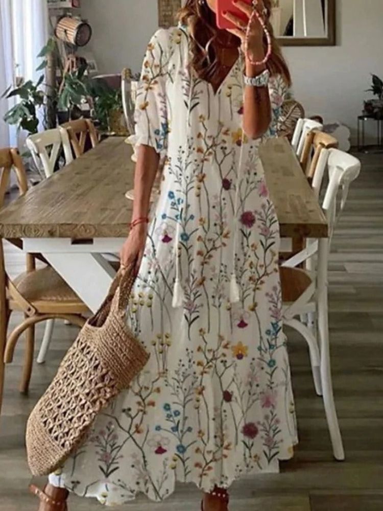 Robe maxi florale veloutée Élodie™ de Danoir Paris portée, avec détails floraux et tissu élégant, vue de face.