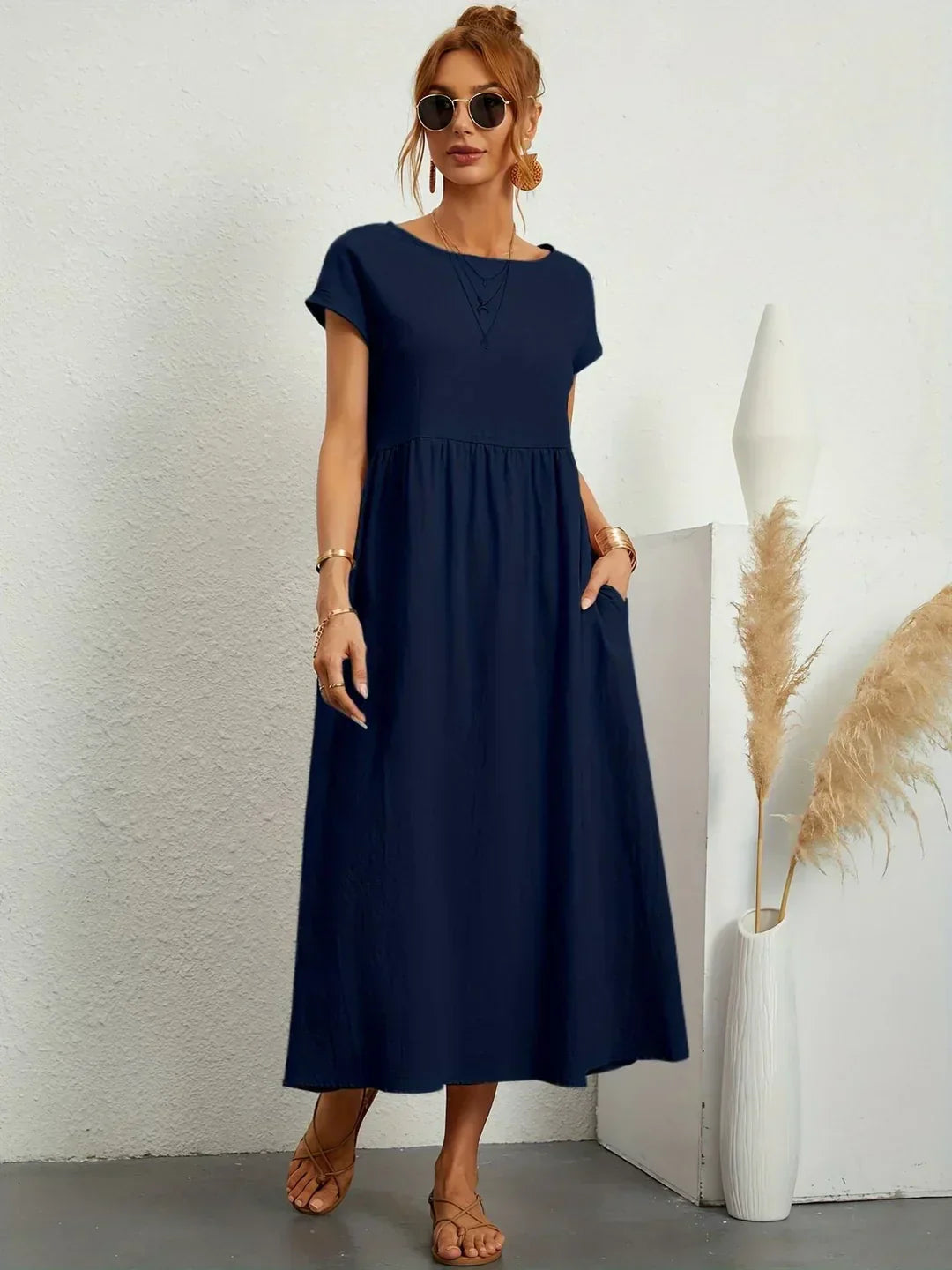 Robe midi fluide Gabrielle™ de Danoir Paris, élégance intemporelle, tissu léger et coupe fluide visible sur l'image.