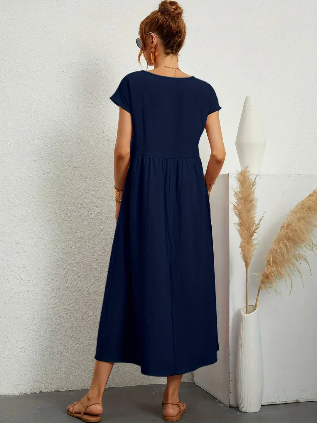 Robe midi fluide Gabrielle™ de Danoir Paris, élégance intemporelle, tissu léger et coupe fluide visible sur l’image.