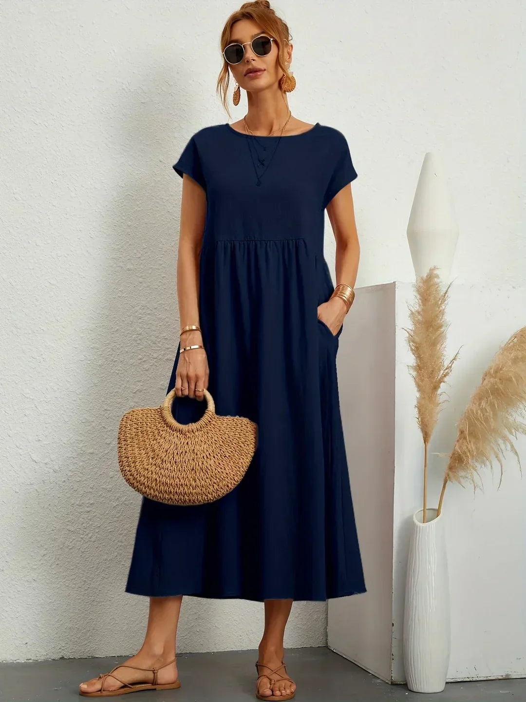 Robe midi fluide Gabrielle™ de Danoir Paris, élégante, avec coupe fluide et détails sophistiqués, portée avec accessoires chic