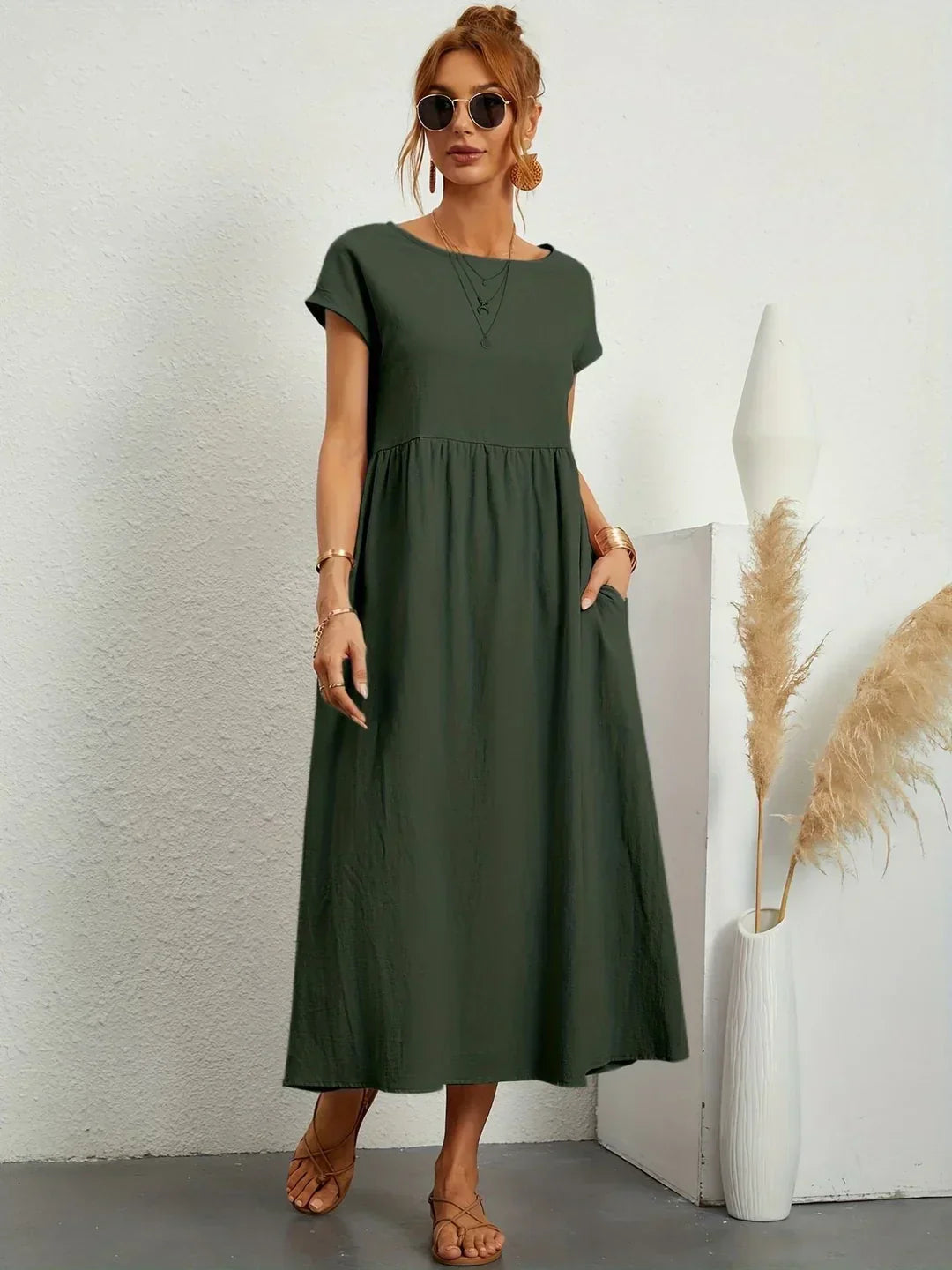 Robe midi fluide Gabrielle™ de Danoir Paris, élégance intemporelle, tissu léger et coupe flatteuse, portée décontractée ou chic.