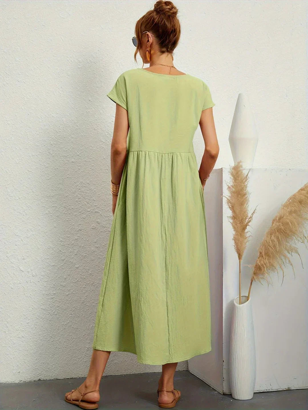 Robe midi fluide Gabrielle™ de Danoir Paris, élégance intemporelle, en tissu léger, portée avec décolleté en V et manches longues.