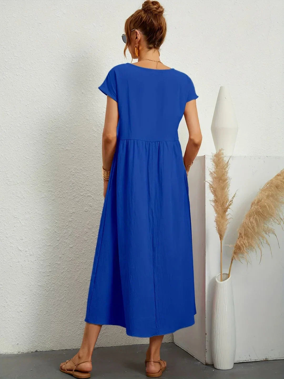 Robe midi fluide Gabrielle™ de Danoir Paris, élégance intemporelle, tissu léger et coupe flatteuse, portée pour une allure sophistiquée.