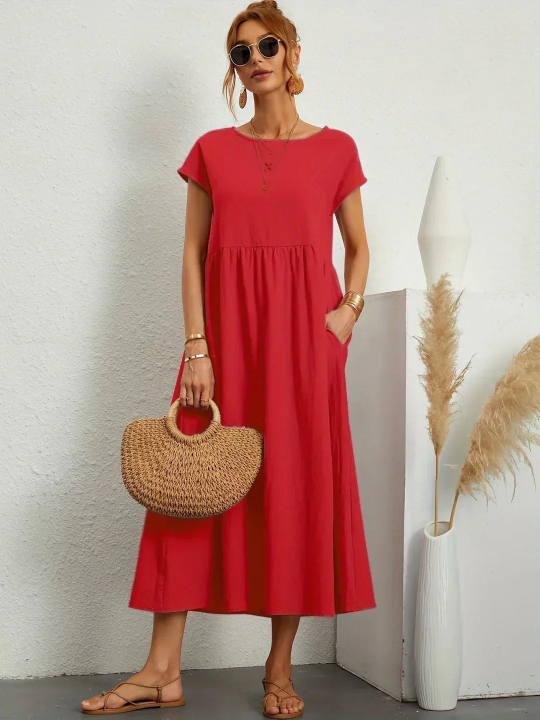 Robe midi fluide Gabrielle™ de Danoir Paris avec coupe élégante et tissu léger, portée sur mannequin blanc.