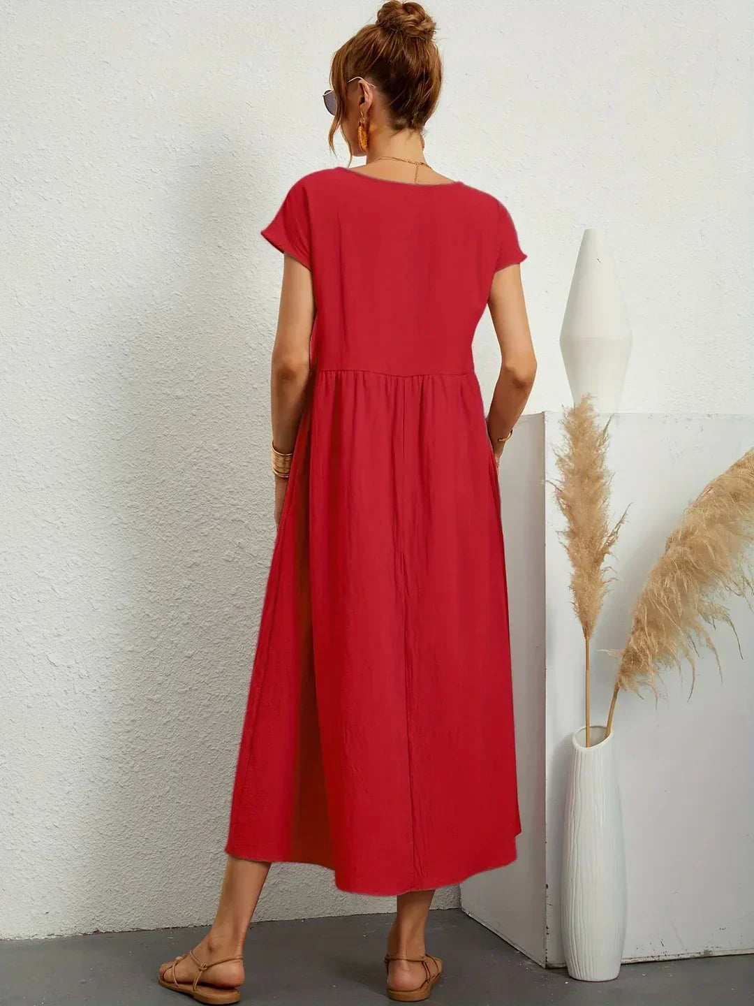 Robe midi fluide Gabrielle™ de Danoir Paris, élégance intemporelle, tissu léger et coupe élégante visible sur l'image.