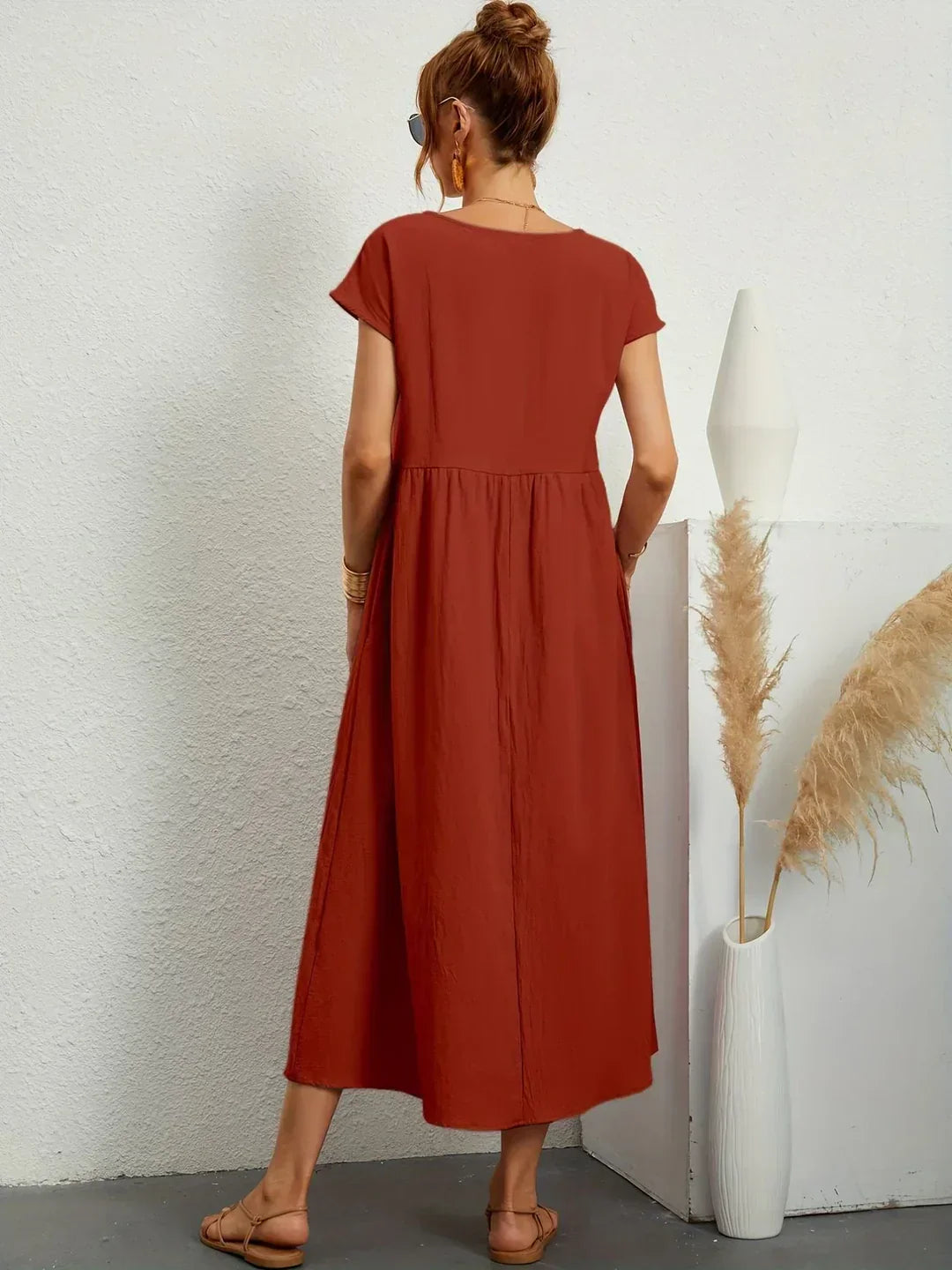Robe midi fluide Gabrielle™ de Danoir Paris, élégante avec coupe fluide et style intemporel, portée sur mannequin.