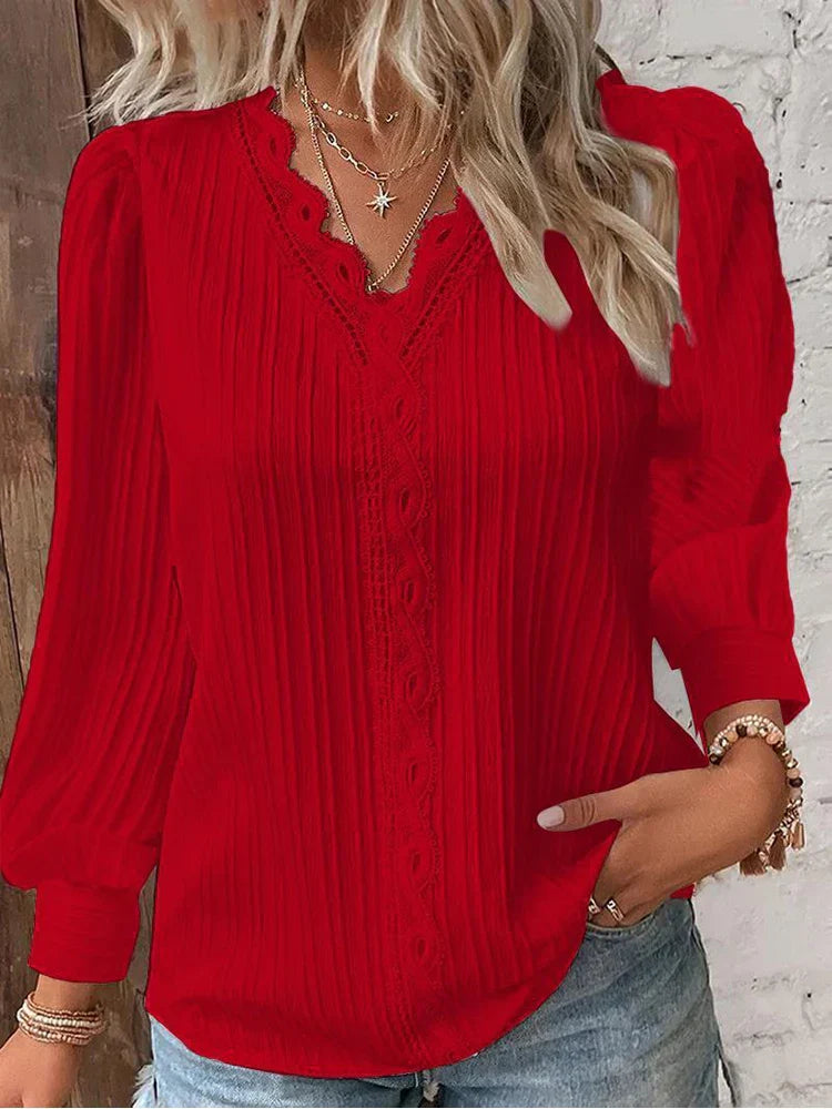Blouse plissée élégante Lilly de Danoir Paris, en tissu fluide avec détails sophistiqués, portée sur mannequin blanc.