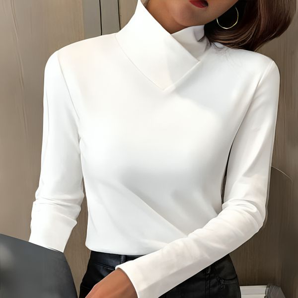 T-shirt col roulé chic Danoir Paris, modèle Liora, en tissu doux, couleur unie, porté sur mannequin avec détails du col.