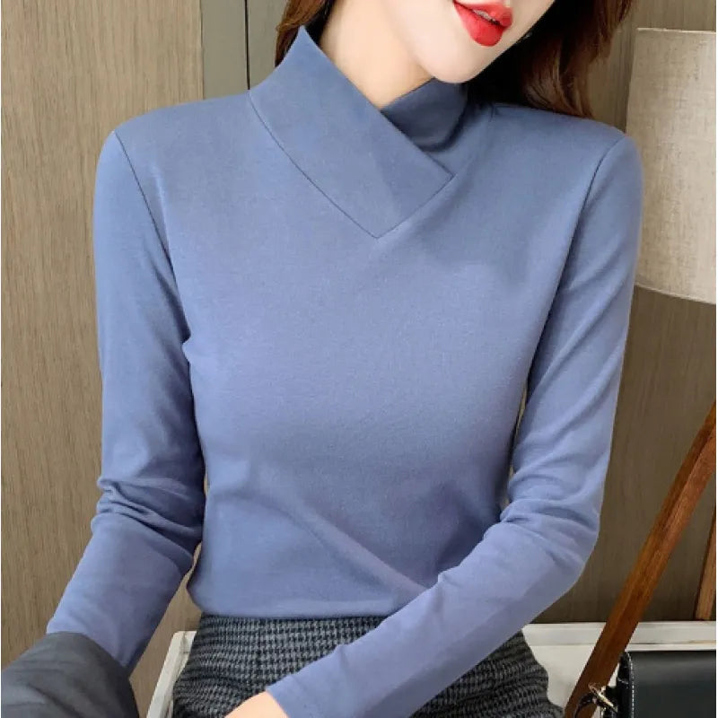 T-shirt col roulé chic Liora de Danoir Paris, en tissu doux, porté en vue de face, style élégant et tendance.