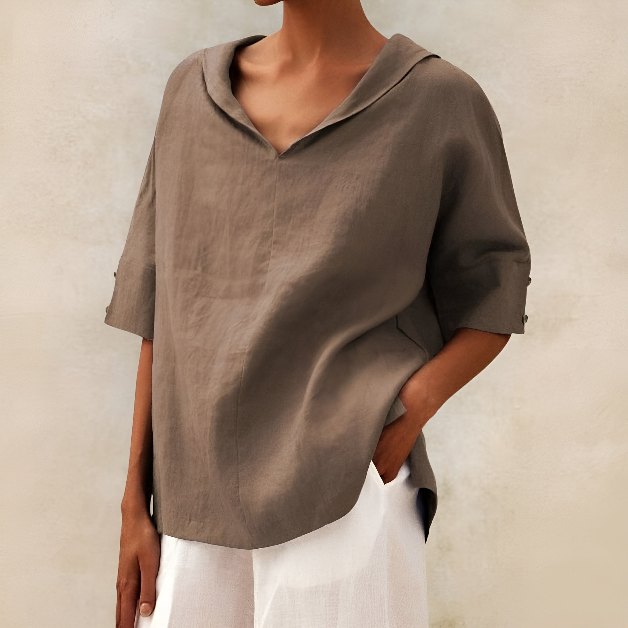 Blouse légère et élégante Lyndzi de Danoir Paris, tissu fluide avec détails sophistiqués, portée pour un look chic et raffiné.