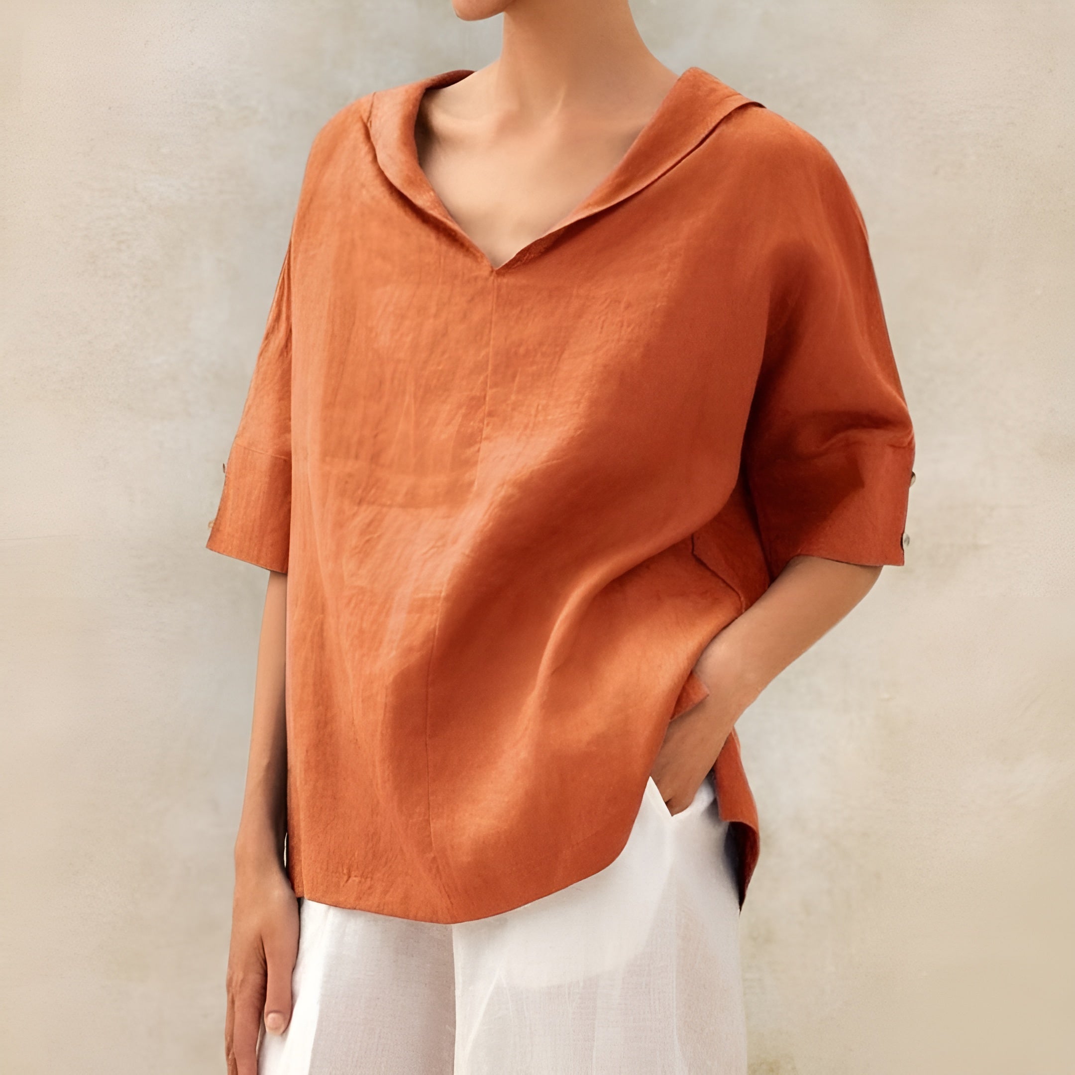 Blouse légère et élégante Lyndzi de Danoir Paris, tissu fluide et design sophistiqué, vue de face.