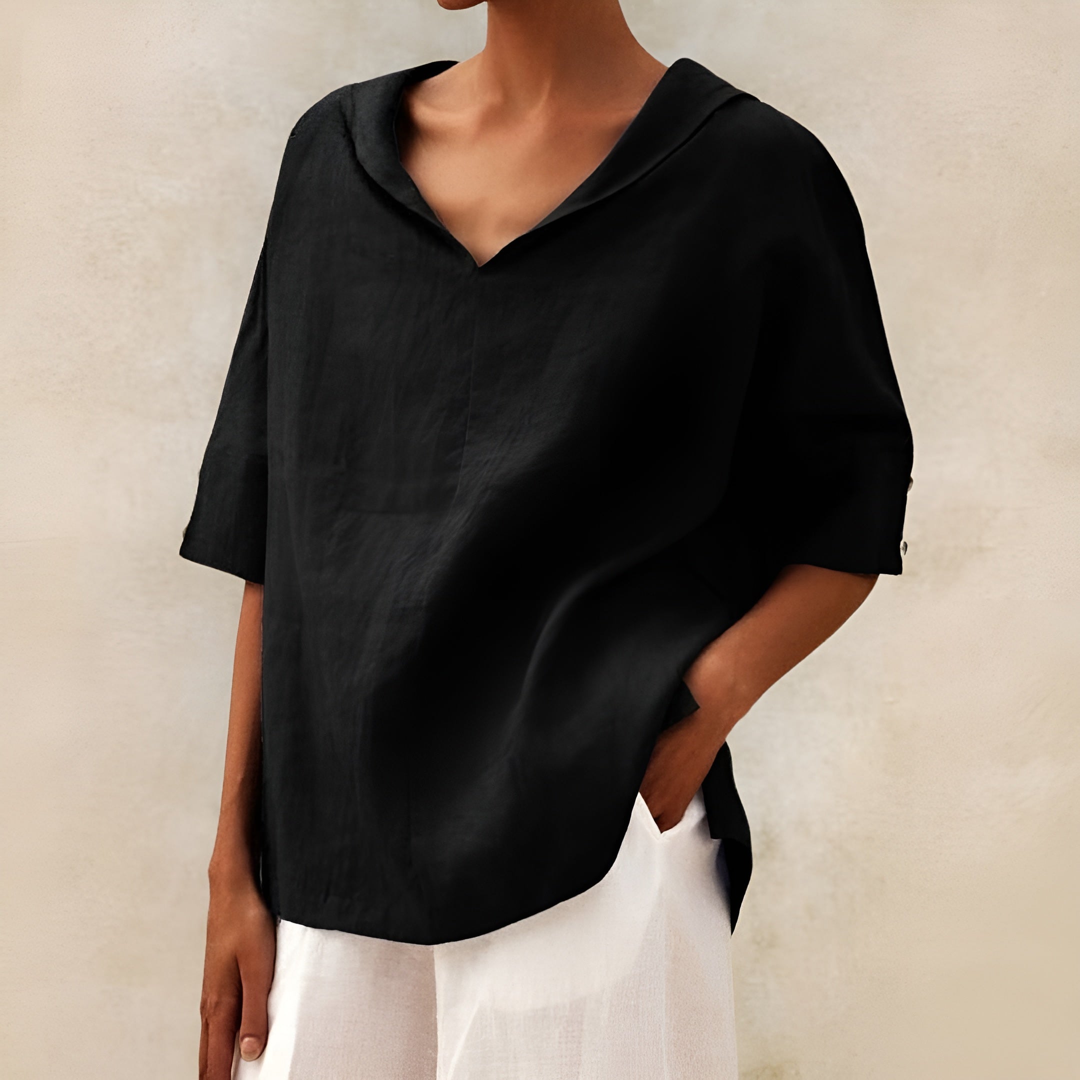 Blouse légère élégante Lyndzi de Danoir Paris, en tissu fluide avec manches longues et finition raffinée, portée sur mannequin.