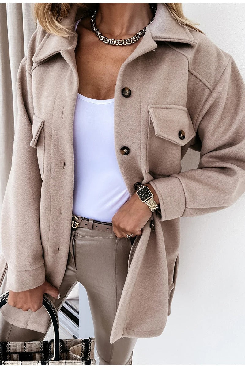 Manteau printanier élégant Lynn de Danoir Paris, en tissu blanc avec détails sophistiqués, porté dans une image en gros plan.