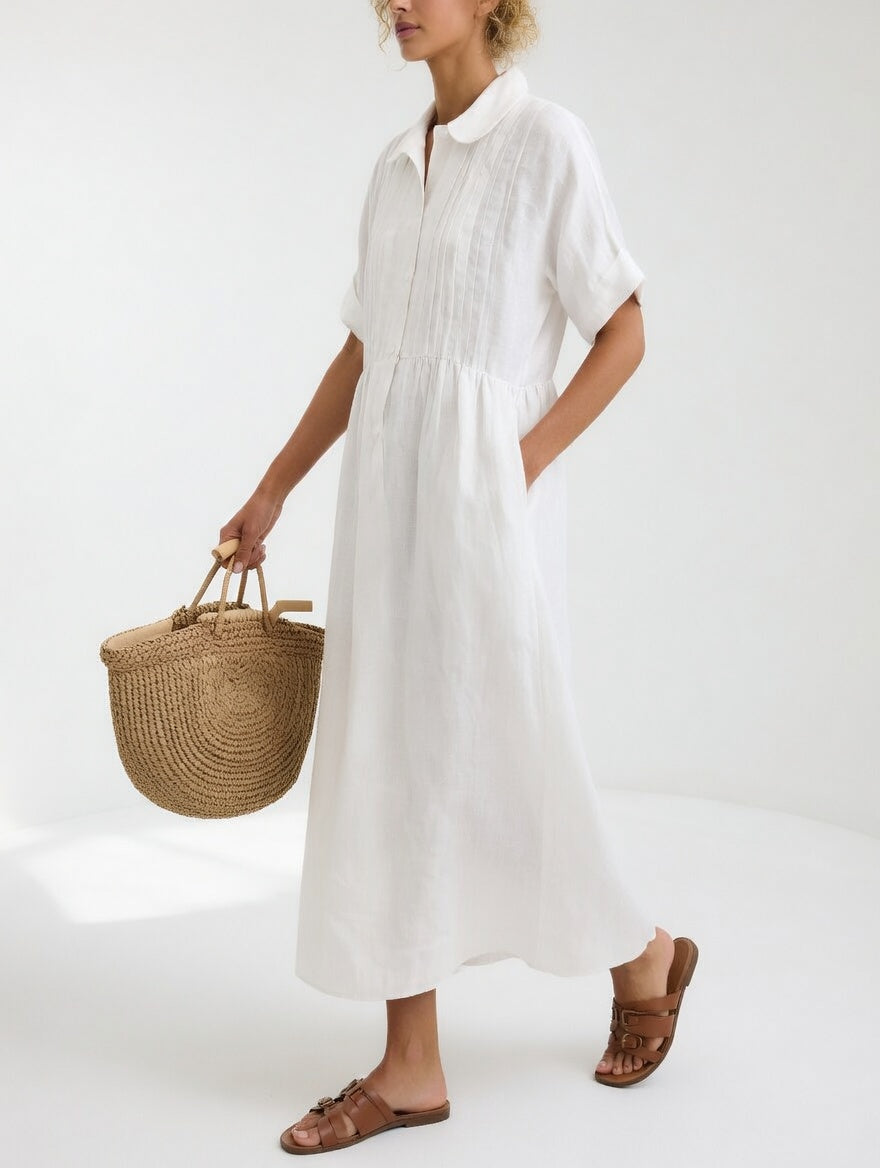 Robe chemise fluide estivale Lysandra™ blanche de Danoir Paris, légère et élégante, portée sur un fond neutre.